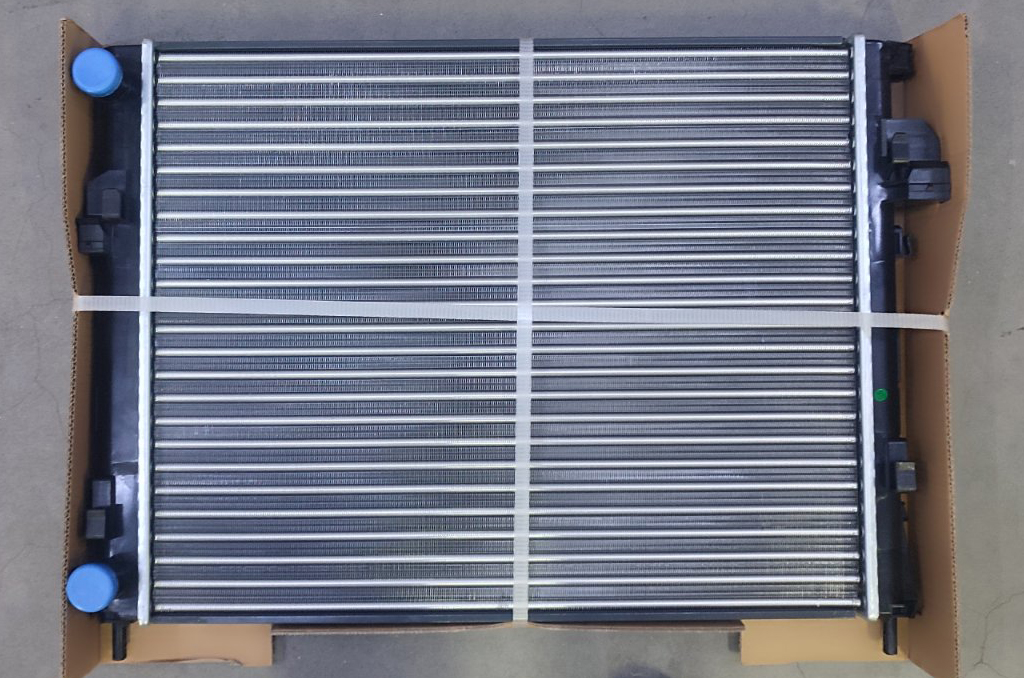 POLCAR - 602608A1 - Радіатор охлодження Opel Vivaro/Renault Trafic 1.9dCi 01-